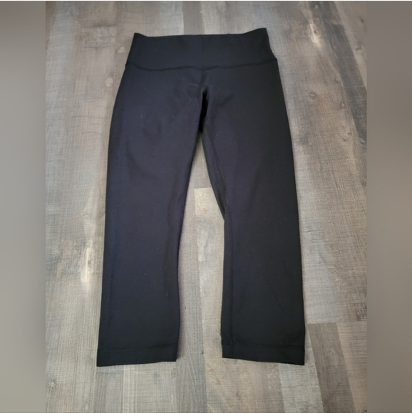 Lululemon wunder under crop size 8 - Picture 2 of 5